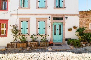 CUNDA Adaları (Alibey Adası). Cunda 'nın tarihi, eski Yunan tarzı renkli evleri. Ayvalik, Balikesir, Türkiye.