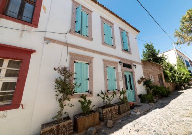 CUNDA Adaları (Alibey Adası). Cunda 'nın tarihi, eski Yunan tarzı renkli evleri. Ayvalik, Balikesir, Türkiye.