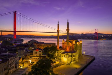 Ortopedi, İSTANBUL, Turkey. İstanbul 'un havadan görünüşü. Ortakoy Camii ve Boğaz Köprüsü (15 Temmuz Şehitler Köprüsü) güneş ışığı. Panoramik dron atışı.