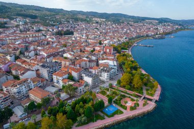 Karamursel, Kocaeli, Türkiye. Karamursel, Kocaeli ilinin bir ilçesidir. İnsansız hava aracı ile hava görüntüsü.
