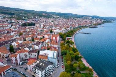 Karamursel, Kocaeli, Türkiye. Karamursel, Kocaeli ilinin bir ilçesidir. İnsansız hava aracı ile hava görüntüsü.