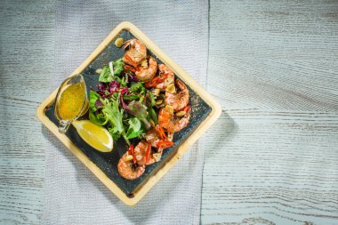 marul ve limon ile karides