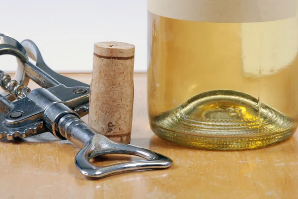 Bottiglia di vino con tappo e cavatappi — Foto Stock
