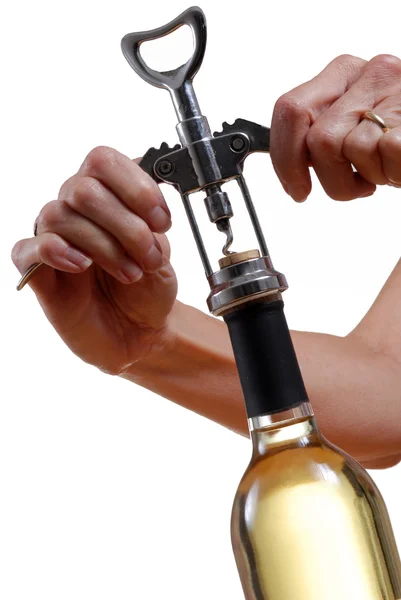 Mani aprendo bottiglia di vino — Foto Stock