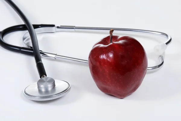 Pomme près de stéthoscope — Photo