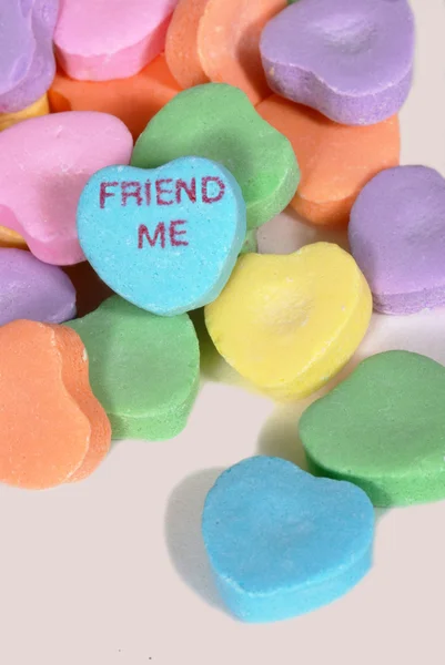 Valentinstag Bonbonherzen "Freund mich" Stockbild