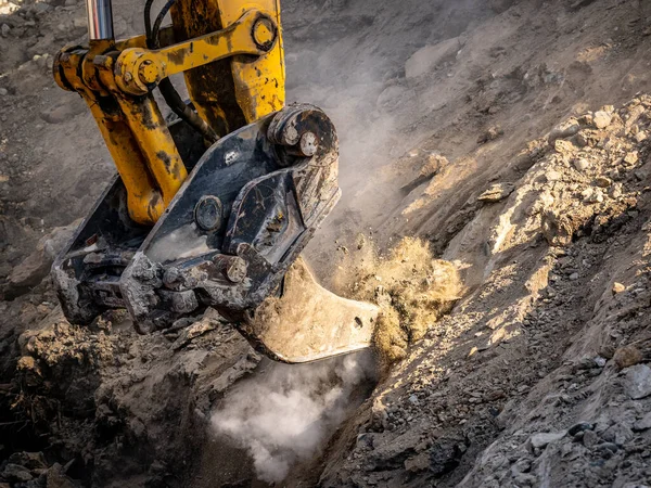 建設現場で凍土をリッピング掘削機のリッパーの添付ファイル — ストック写真