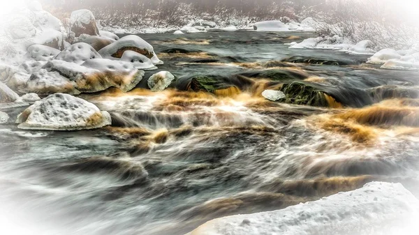 Rzeka Zimie Kamieni Pokrytych Śniegiem Długi Czas Ekspozycji — Zdjęcie stockowe