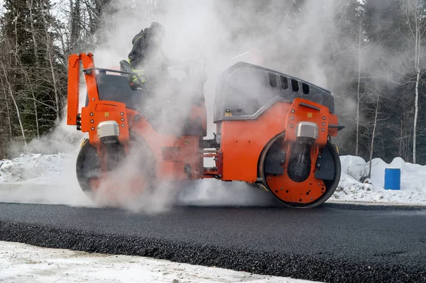 道路上の冬にローラーコンパクタとアスファルト — ストック写真