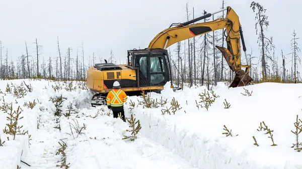 Veldwerk Met Een Graafmachine Sneeuw Het Noorden Van Canada Voor — Stockfoto