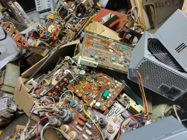 Çeşitli radyo parçalarıyla basılmış eski devre kartları.