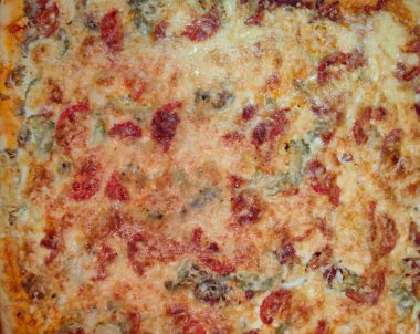 Lezzetli ev yapımı, sebzeli ve sosisli kare pizza. 