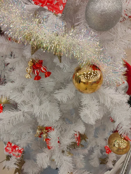 Weißer Künstlicher Weihnachtsbaum Mit Spielzeug Bonbons Und Lametta Geschmückt — Stockfoto