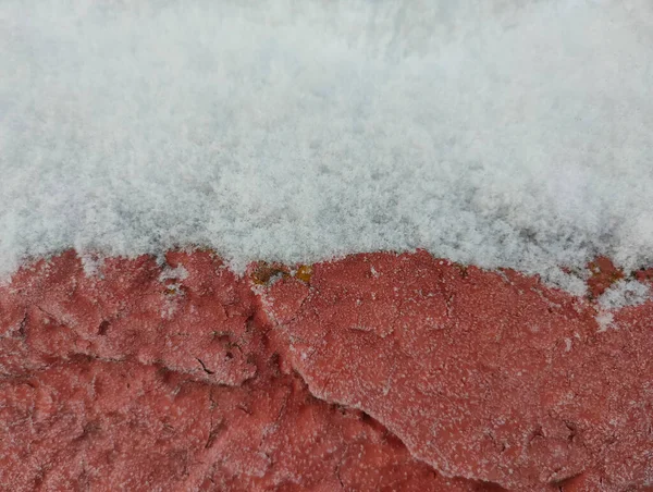 Σοβατισμένος Κόκκινος Τοίχος Καλυμμένος Χιόνι Και Παγετό Από Κοντά — Φωτογραφία Αρχείου