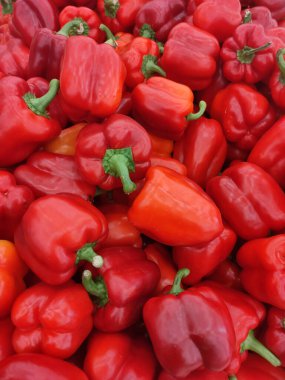 Süpermarket tezgahında kırmızı biber. Yaklaş. 