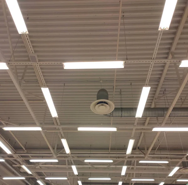 Belüftungs Und Beleuchtungssystem Der Ladenetage Mit Led Lampen — Stockfoto