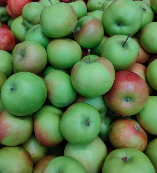 Fresh Green Red Apples Counter Supermarket — Fotografia de Stock