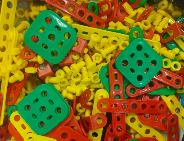 Разноцветные Пластиковые Детали Детского Дизайнера Крупным Планом — стоковое фото