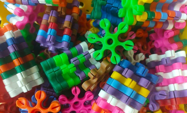 Bunte Kunststoffteile Eines Kinderpuzzlekonstrukteurs Aus Nächster Nähe — Stockfoto
