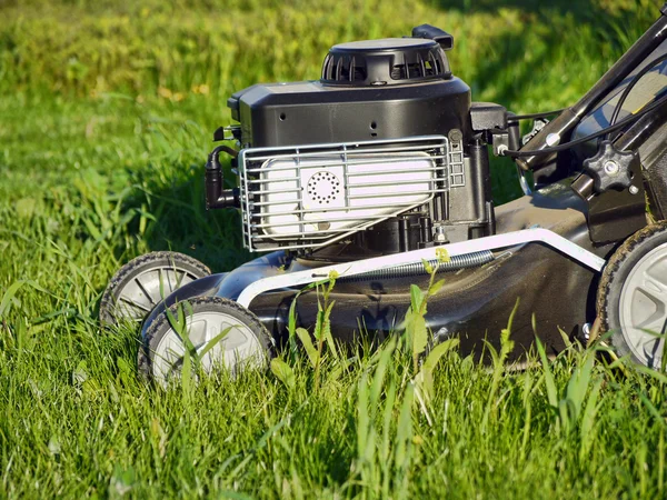 Grassmowergrassmower — Stockfoto