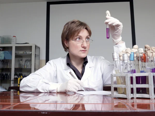 Laboratory technician with specimen — Stock Photo, Image