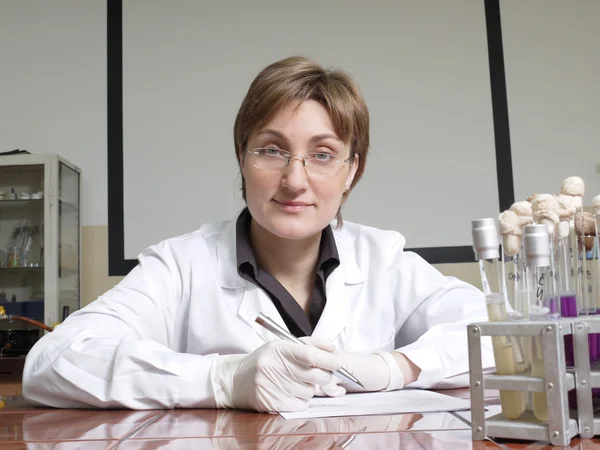 Técnica de laboratório feminina — Fotografia de Stock