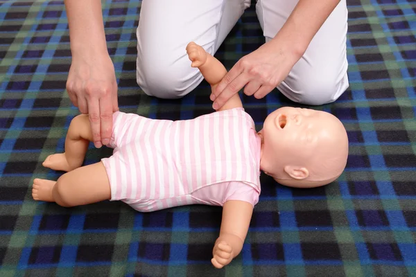 Baby puls controleren demonstratie — Stockfoto