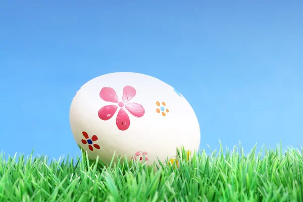 Easter egg in grass — Stock Photo, Image