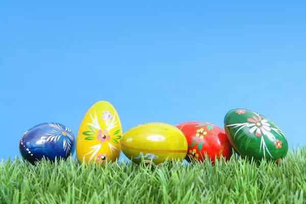 Oeufs de Pâques dans l'herbe — Photo