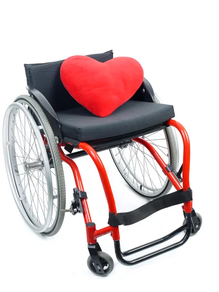 Красное сердце и инвалидное кресло — стоковое фото