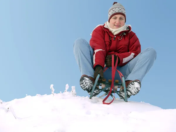 在雪橇上的女孩 — 图库照片