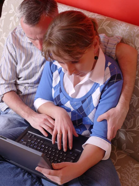 Par med laptop — Stockfoto