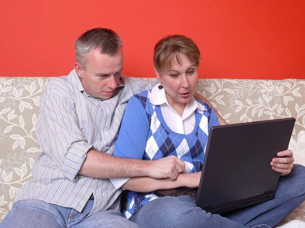 Couple with laptop — Stock Photo, Image