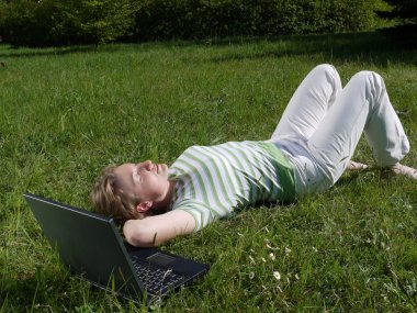 Dizüstü bilgisayarlı kadın