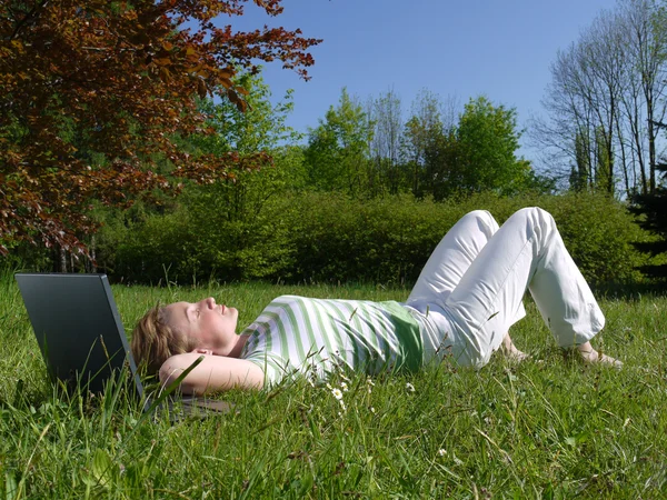 Vrouw met laptop — Stockfoto