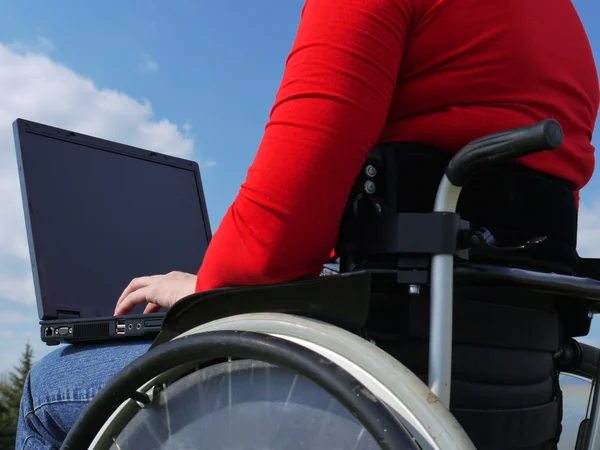 Инвалидная женщина с ноутбуком — стоковое фото