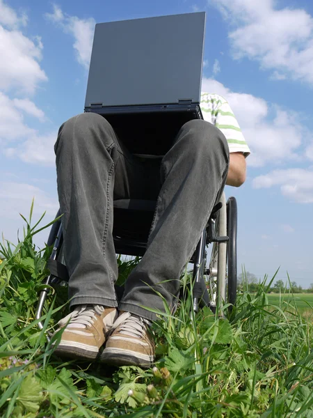 Handikappad man med laptop — Stockfoto