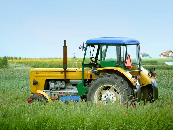 Tractor de granja —  Fotos de Stock