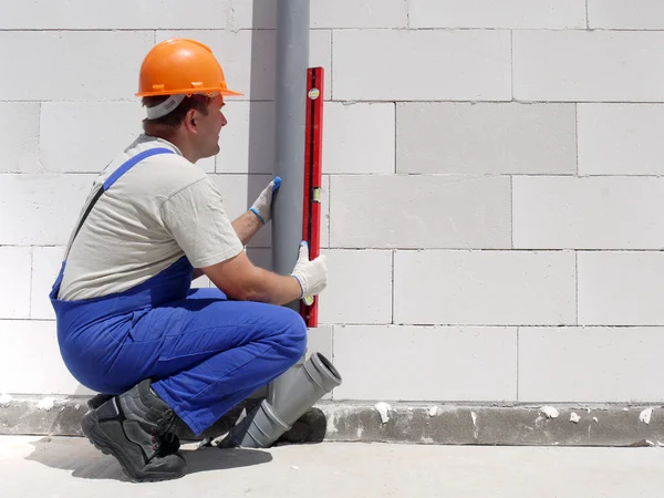 iş yerinde tesisatçı