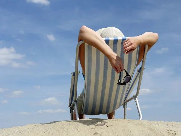 Woman sunbathing on the beach — Stock Photo, Image