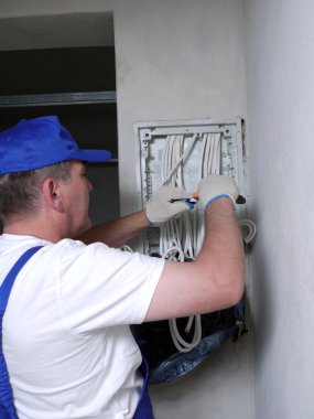 iş yerinde elektrikçi