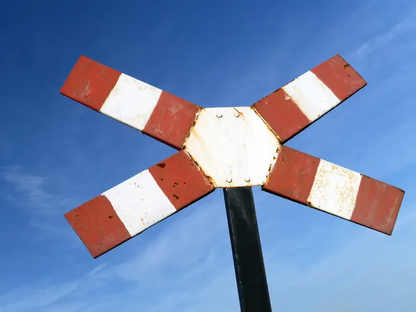 Предупреждающий крест для пересечения однопутного уровня — стоковое фото