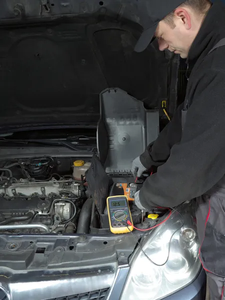 Überprüfung der Autobatterie-Spannung — Stockfoto