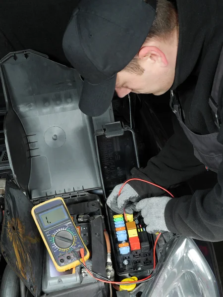 Sicherungsüberprüfung im Auto — Stockfoto