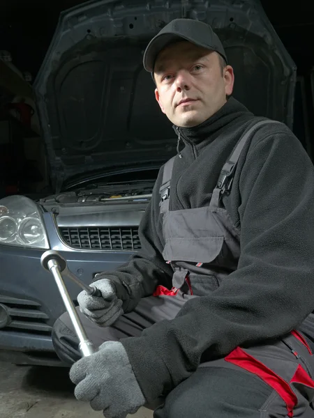 Automechaniker mit Steckschlüssel — Stockfoto