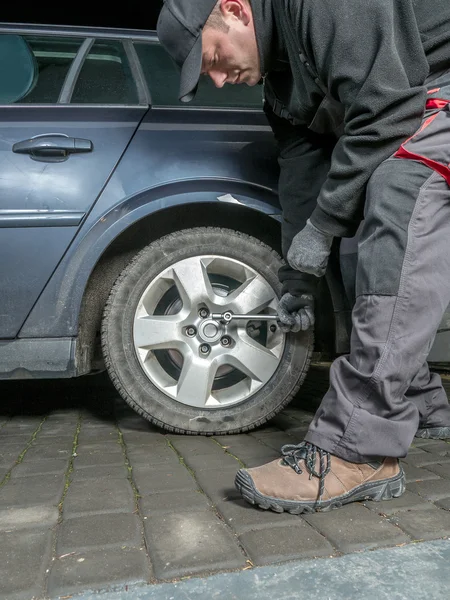 Changement de pneus de voiture — Photo