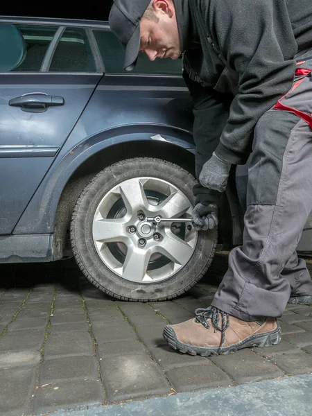 Car tire change — Stock Photo, Image