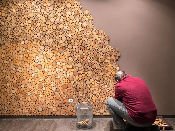 Man Applying Wooden Slices Living Room Wall — Stock Photo, Image