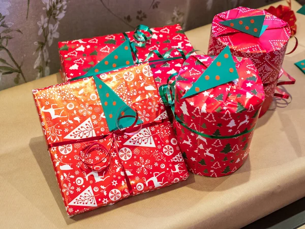 Grupa Prezentów Świątecznych Zawinięta Kolorowy Papier Pakowy — Zdjęcie stockowe
