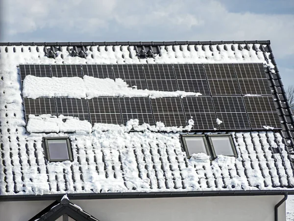 Closeup Shot Solar Panels Mounted Family House Roof Covered Snow — Stockfoto